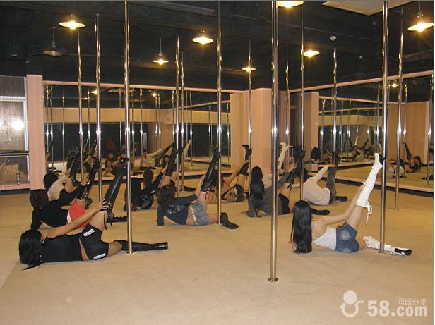 南宁瑜伽舞蹈培训学校：钢管舞教室环境